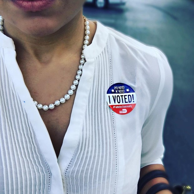 Natália Castro com o adesivo comprovando seu voto (Foto: Reprodução/Instagram)