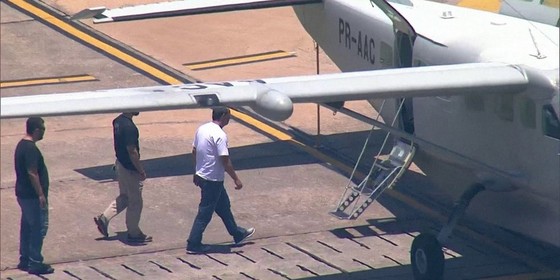 Cabral embarca em avião da PF rumo a Curitiba (Foto: Reprodução Globo News)