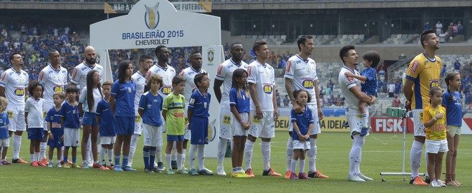 Time do Cruzeiro usou uniforme branco para partida às 11 da manhã contra o Fluminense (Foto: Washington Alves/Light Press)