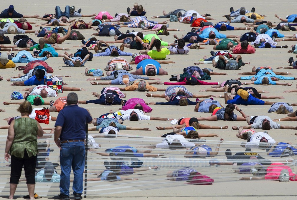 Cidade americana bate recorde de mais 'anjos de areia' simultâneos (Foto: Youngrae Kim/Muskegon Chronicle via AP)