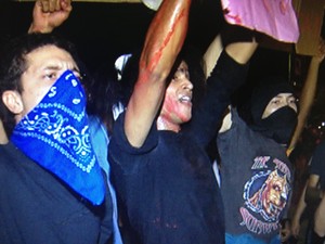 Manifestantes protestam com lenços no rosto em Palmas (Foto: Reprodução/TV Anhanguera)