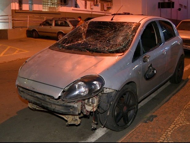 Após o acidente, carro ficou destruído. Na colisão, o motorista atingiu três pessoas. (Foto: Reprodução EPTV) Após o acidente, carro ficou destruído. Na colisão, o motorista atingiu três pessoas. (Foto: Reprodução EPTV)