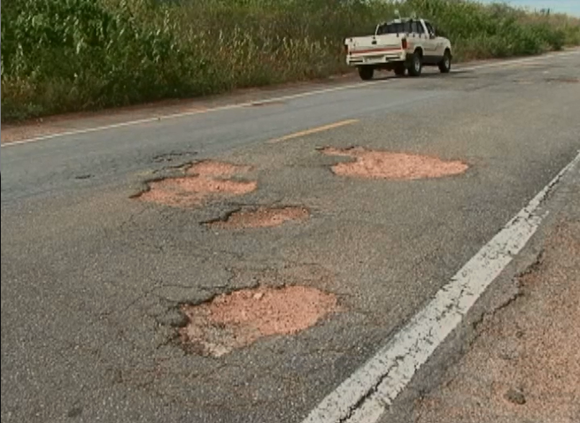 Outros trechos da BR-110 no Sertão de Pernambuco apresentam muitos buracos (Foto: Reprodução/ TV Asa Branca)