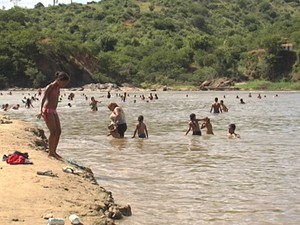 Uma área própria para o banho, foi delimitada em Tumiritinga (Foto: Diego Souza/G1)