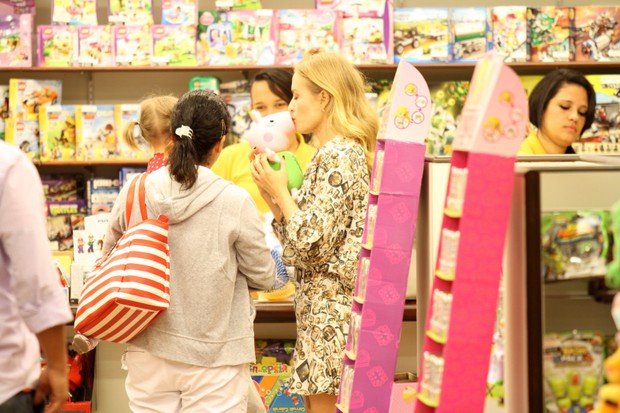 Angélica comprando brinquedo em shopping (Foto: Johnson Parraguez / FotoRioNews)