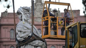 Governo argentino causa polêmica ao remover estátua de Colombo (Foto: BBC)