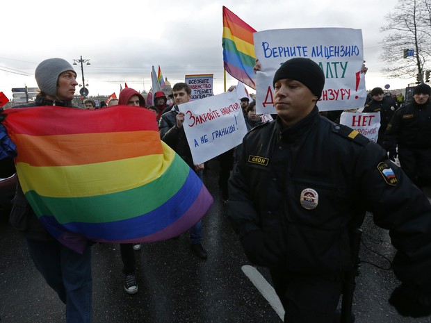 Ativistas gays fazem protesto na Rússia (Foto: REUTERS/Alexander Demianchuk)
