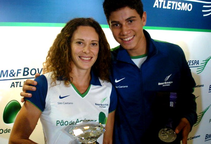 Thiago Braz e Fabiana Murer com prêmios (Foto: João Gabriel Rodrigues / GLOBOESPORTE.COM)