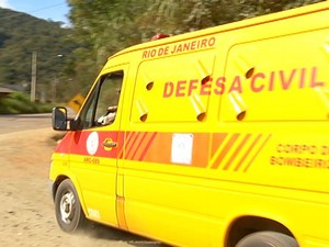 Rabecão recolheu o corpo no iníicio da tarde (Foto: Alex Almeida/InterTV)