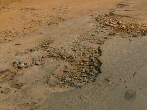 Buracos preocupam moradores em São João da Boa Vista, SP (Foto: Reprodução/EPTV)
