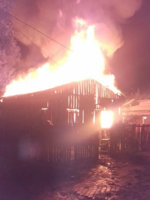 Casa foi destruída por incêndio e família perdeu roupas, documentos e eletrodomésticos (Foto: Daiane da Conceição/Arquivo Pessoal)