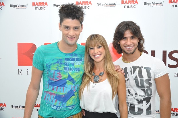 Dany  Bananinha posa com a dupla sertaneja Munhoz e Mariano em show no Rio (Foto: Bruno Henrique/ Divulgação)