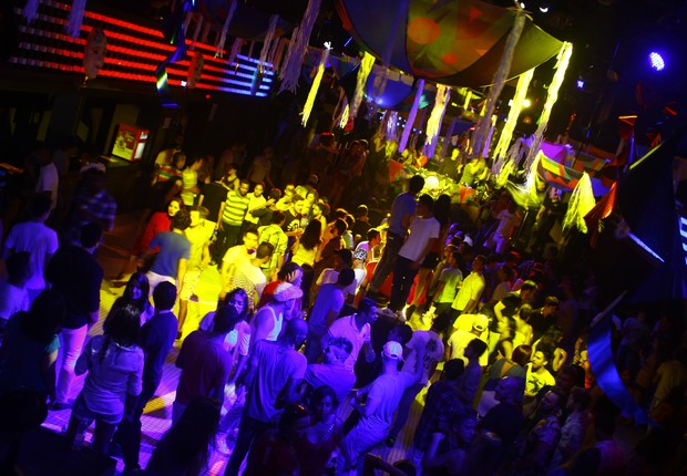 As luzes e a animação do público fazem da festa Gambiarra um sucesso (Foto: Paola Maximo / Editora Globo.)