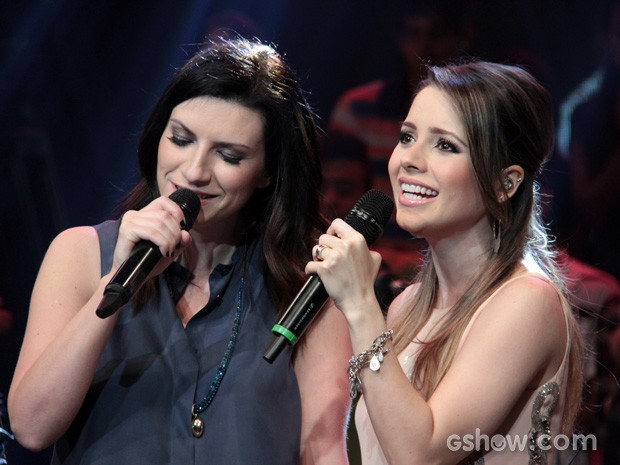 Sandy faz um dueto com Laura Pausini durante o Altas Horas (Foto: TV Globo/Altas Horas)