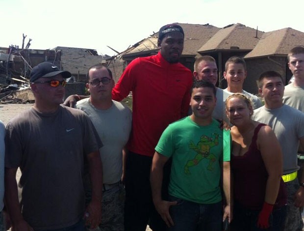 Kevin Durant visita vítimas do tornado em Oklahoma (Foto: Reprodução)