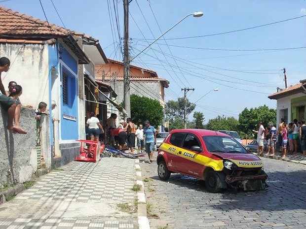 Carro de autoescola desgovernado invade bar e atropela dois em Jacareí (Foto: Sebastião Henrique/VC no G1)