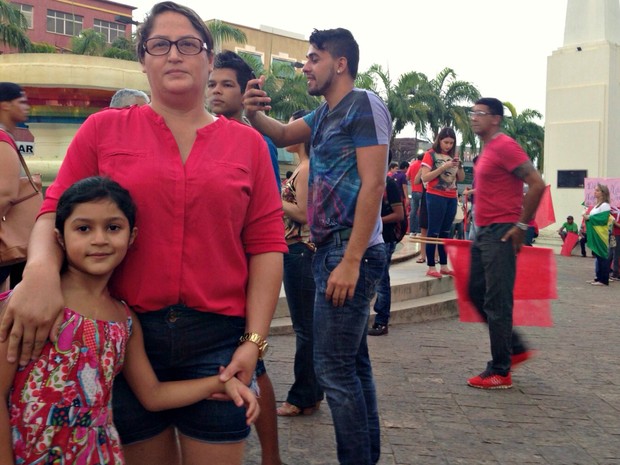 Maria Angela levou a filha para manifestação contra o impeachment no Centro de Rio Branco, no Acre (Foto: Caio Fulgêncio/G1)