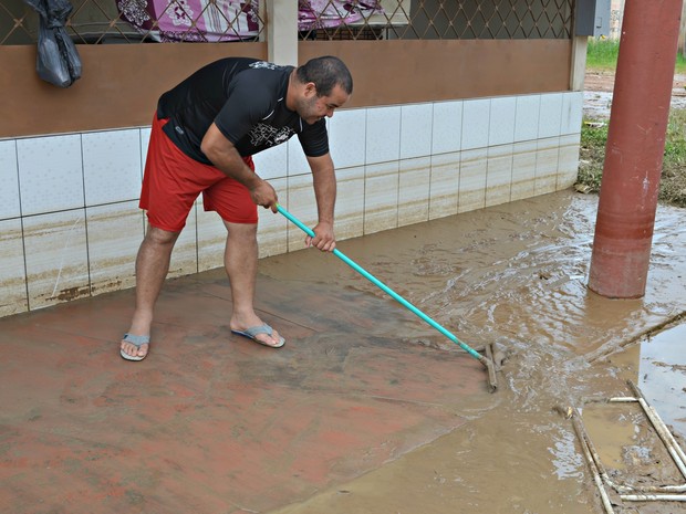 José Dairton tira a lama de dentro da casa da mãe com um rodo de limpeza (Foto: Aline Nascimento/G1) José Dairton tira a lama de dentro da casa da mãe com um rodo de limpeza (Foto: Aline Nascimento/G1)