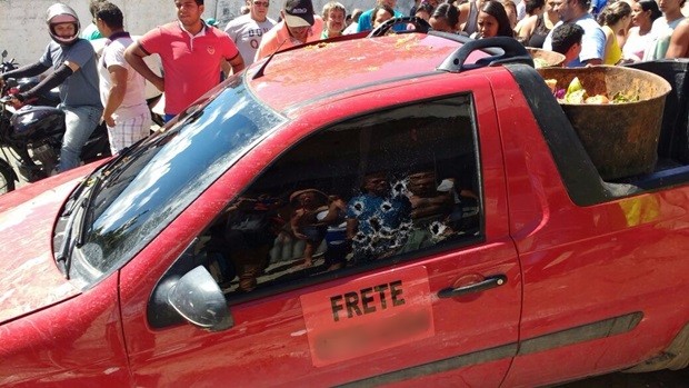 Vidro do carro foi atingido por vários disparos (Foto: Divulgação/PM)