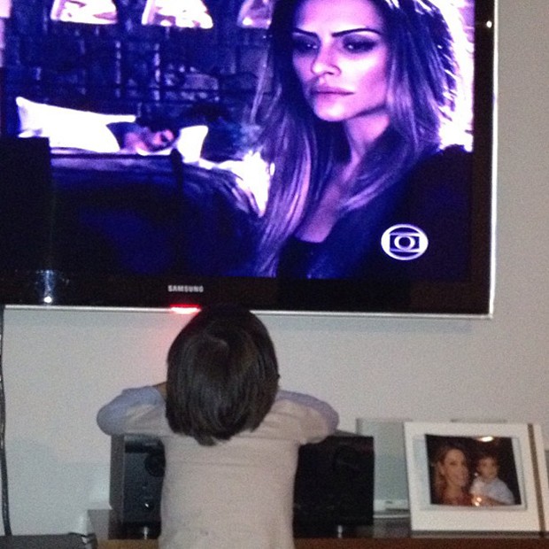 Mari Alexandre posta foto do filho assistindo à irmã, Cleo Pires (Foto: Instagram / Reprodução)