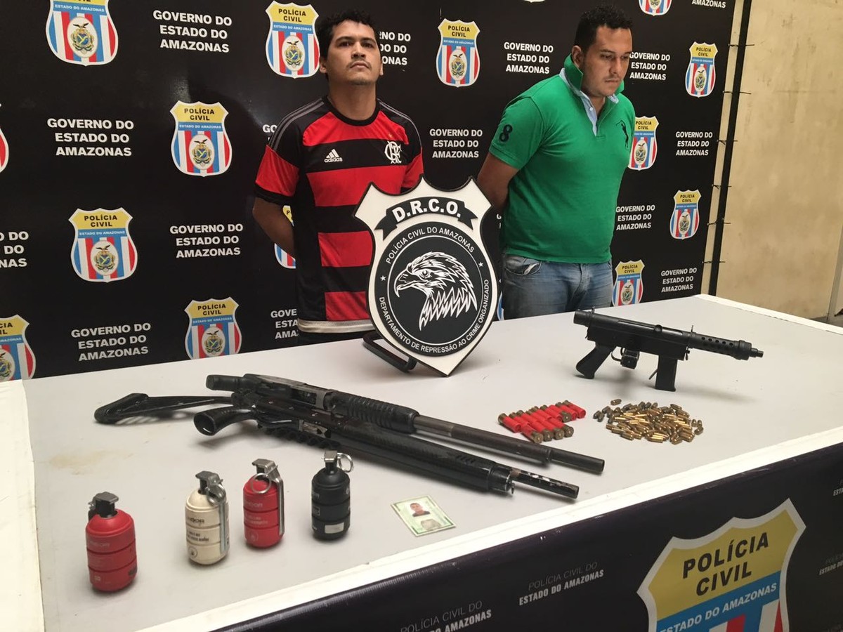 Dupla é presa com espingardas, metralhadora e granadas em ... - Globo.com