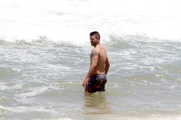Rodrigo Hilbert na praia (Foto: Gil Rodrigues/FotoRionews)