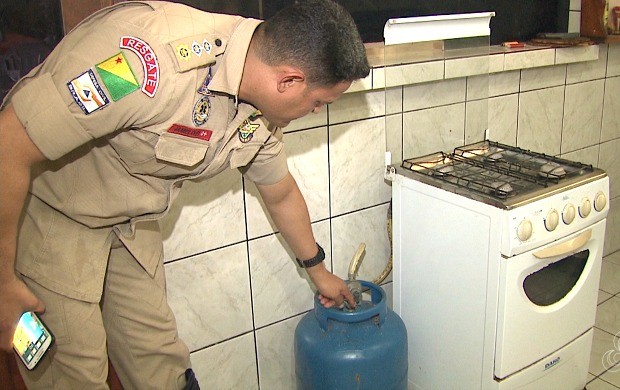 Major James Clei citou alguns cuidados como verificar a validade da mangueira que leva o gás ao fogão (Foto: Bom Dia Amazônia)