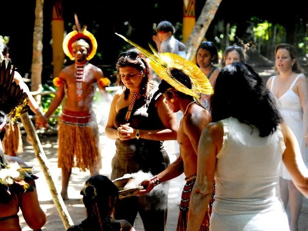 Visitantes acompanham rituais na aldeia indígena (Foto: Hadja)