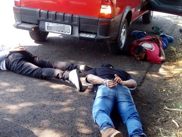 Três dos suspeitos estavam em um carro (Foto: Divulgação/Polícia Rodoviária Estadual) Três dos suspeitos estavam em um carro (Foto: Divulgação/Polícia Rodoviária Estadual)