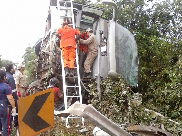 Motorista ficou preso às ferragens, na BR-010 (Foto: Divulgação / PRF-MA) Motorista ficou preso às ferragens, na BR-010 (Foto: Divulgação / PRF-MA)