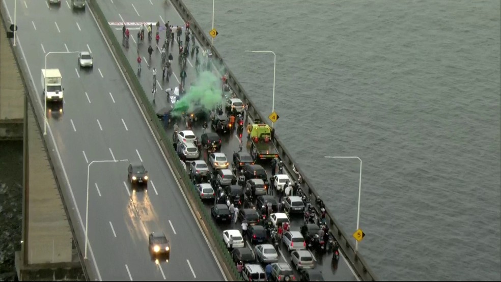 Manifestantes fecham a Ponte Rio-Niterói, sentido Rio, na manhã desta sexta-feira (28) (Foto: Reprodução/TV Globo)