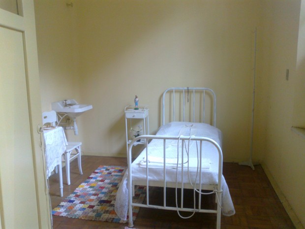Quarto onde padre Rodolfo Komorék viveu os últimos três meses de vida e que virou ponto de peregrinação. (Foto: Divulgação/Código BR) Quarto onde padre Rodolfo Komorék viveu os últimos três meses de vida e que virou ponto de peregrinação. (Foto: Divulgação/Código BR)