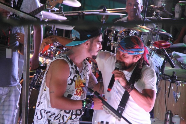  Caio Castro com Bell Marques em cima do trio no carnaval de Salvador, Bahia (Foto: Daniel Delmiro e Francisco Cepeda  / AgNews )