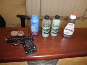 Simulacro de arma e outros objetos apreendidos com o suspeito. (Foto: Vivulgação/Polícia Militar)