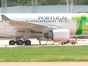 Avião que pousou emergencialmente em Salvador, tinha como destino Portugal (Foto: Reprodução/TVBA)