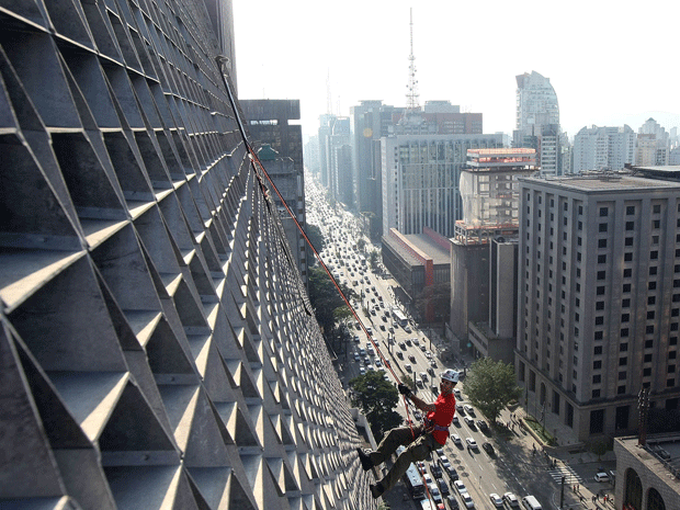 Homens fazem rapel no prédio da Fiesp, na Avenida Paulista (Foto: Márcio Fernandes/AE)