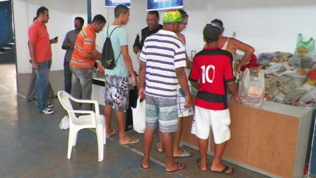 Troca de ingressos por alimentos no Sabino Ribeiro (Foto: Reprodução / ADC)