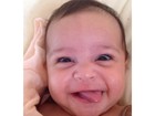 Filha do jogador Adriano, de 2 meses, faz careta e mãe registra