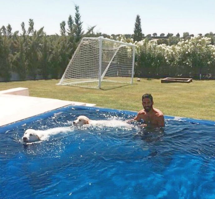 Turan aproveita piscina em casa (Foto: Instagram)