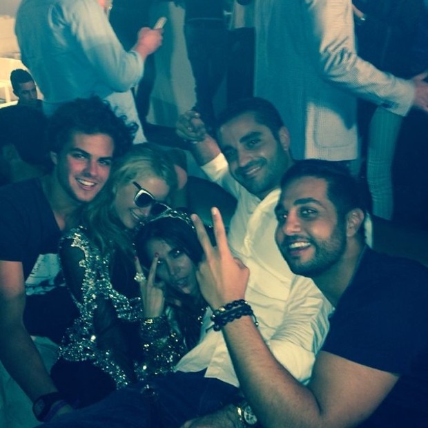 Alvaro Garnero Filho com Paris Hilton e amigos (Foto: Instagram / Reprodução)