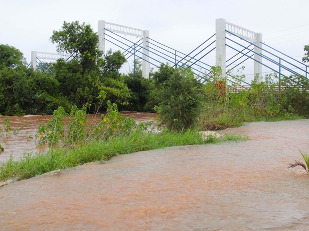 Com cheia, rio Dourados ameaça cobrir a estrutura da ponte sobre a rodovia MS-376 em Fátima do Sul (Foto: Jefferson Durte/Arquivo Pessoal)