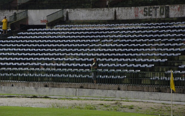 Torcedor do Nacional-PB é o único presente no Estádio Almeidão pelo Paraibano (Foto: Richardson Gray / Globoesporte.com/pb)
