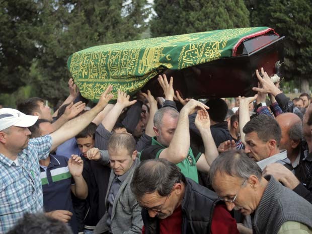 Pessoas carregam caixão de minerador morto no acidente em Sana durante seu funeral nesta quarta (14) (Foto: REUTERS/Stringer)