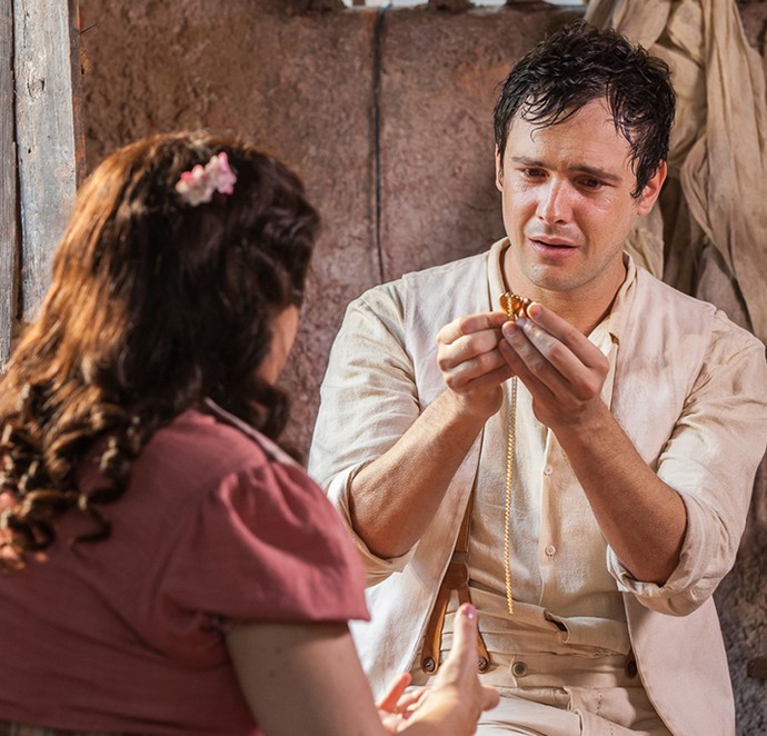 Candinho vê a foto de sua mãe pela primeira vez (Foto: Artur Meninea/Gshow)