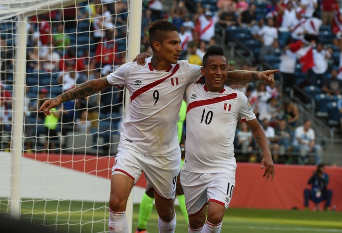 Cueva e Guerrero juntos pela seleção peruana (Foto: AFP)
