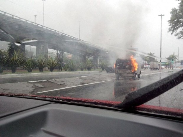 G Kombi Pega Fogo Na Br Em Cariacica Es Not Cias Em Esp Rito