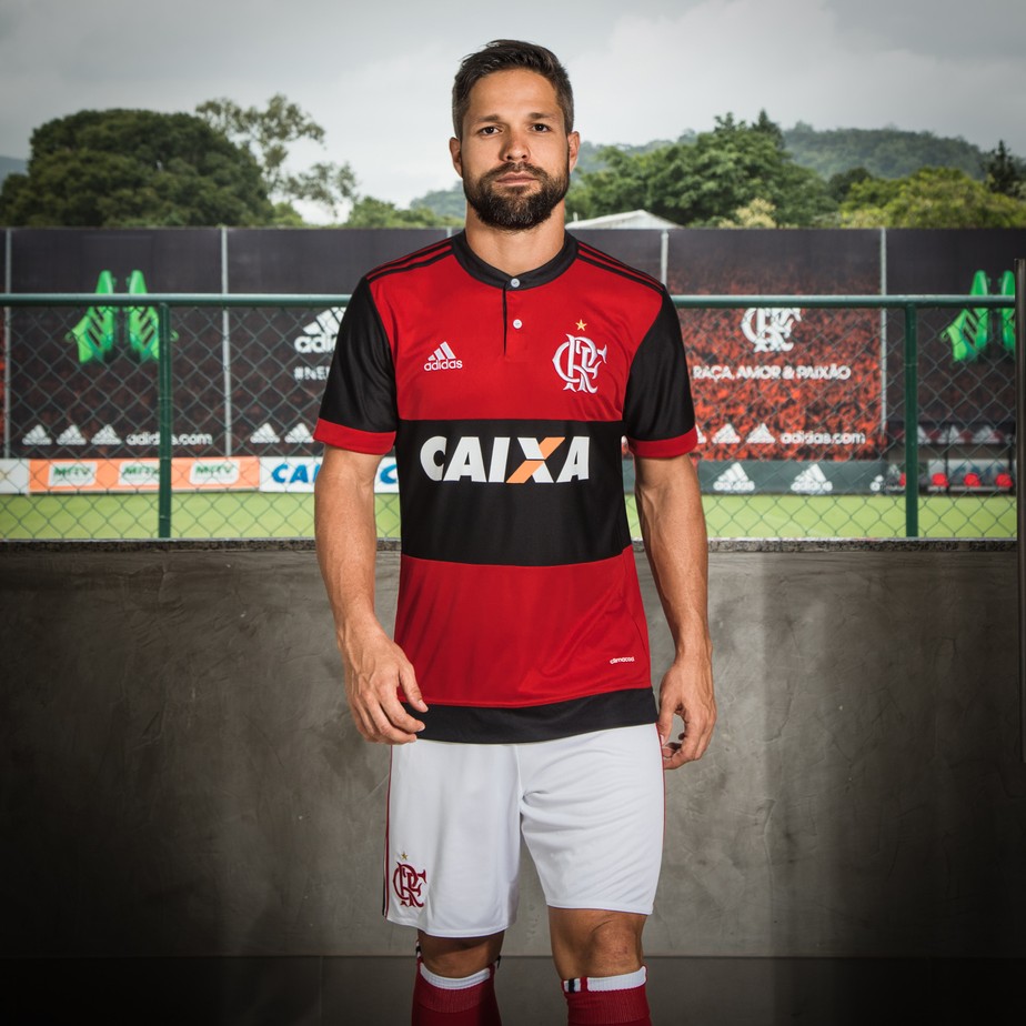 Flamengo lança novo manto inspirado na década de 80 e com Diego de modelo