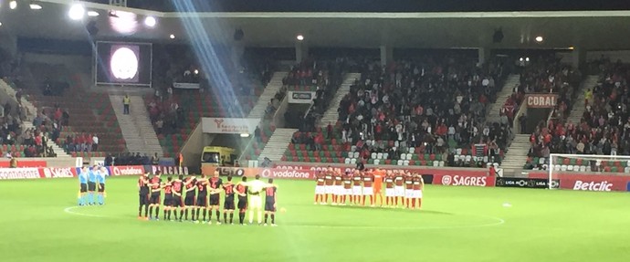 Um minuto de silêncio antes de Marítimo x Benfica, pelo Campeonato Português, em respeito às vítimas da tragédia com a Chapecoense (Foto: Reprodução/Twitter Benfica)