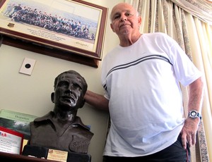 Pepe com busto, Santos (Foto: Lincoln Chaves)