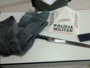 Facão usado durante o assalto, segundo a PM (Foto: Polícia Militar/Divulgação)